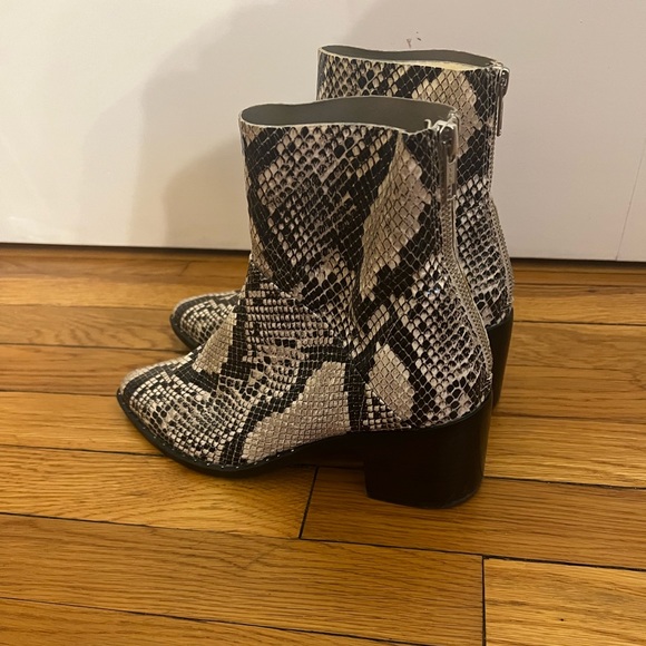 Treasure & bond snakeskin booties in great condition! Size US 7.5 - Picture 3 of 4
